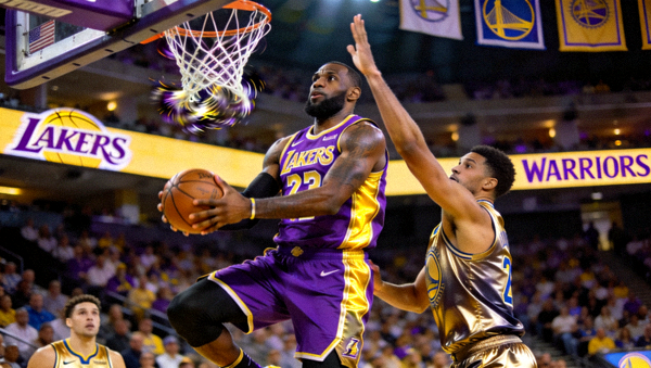 篮球比赛全场回放截图：NBA季后赛湖人队对阵勇士队的完整比赛录像，球员上篮特写