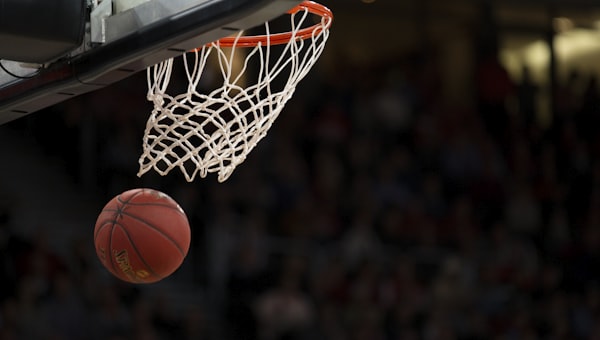 NBA季后赛全场回放：湖人队对阵勇士队的完整比赛录像